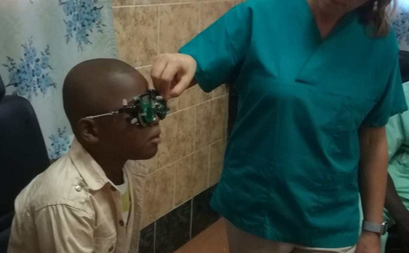 Gennaio 2019 Patrizia misura il visus ad un giovane Maliano