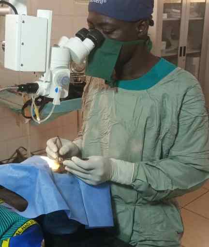 VINCENT DE PAUL COMPLETATA LA SPECIALIZZAZIONE IN OFTALMOLOGIA IN CAMERUN TORNA IN MALI ED INIZIA AD&nbsp;OPERARE